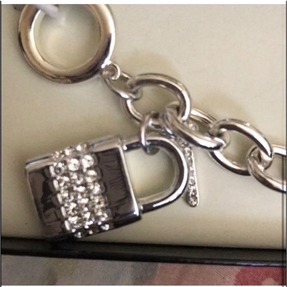 Chain link bracelet with lock and key charms - Picture 3 of 3